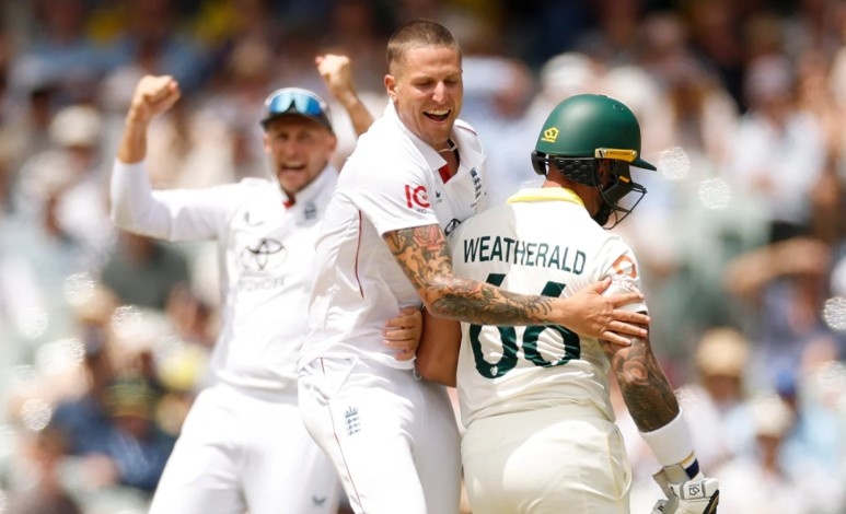 Australia's Second Innings Begins Australia's Second Innings Begins