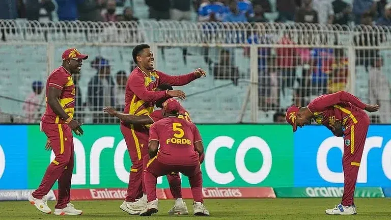 Shimron-Hetmyer-catch Shimron-Hetmyer-catch